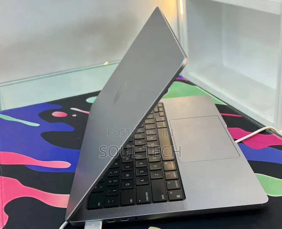 New Laptop Apple MacBook Pro 2023 M3 8GB Apple M3 Pro SSD 512GB
