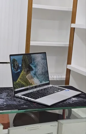 New Laptop Samsung Galaxy Book4 16GB Intel Core 7 SSD 512GB