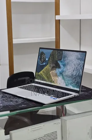 New Laptop Samsung Galaxy Book4 16GB Intel Core 7 SSD 512GB
