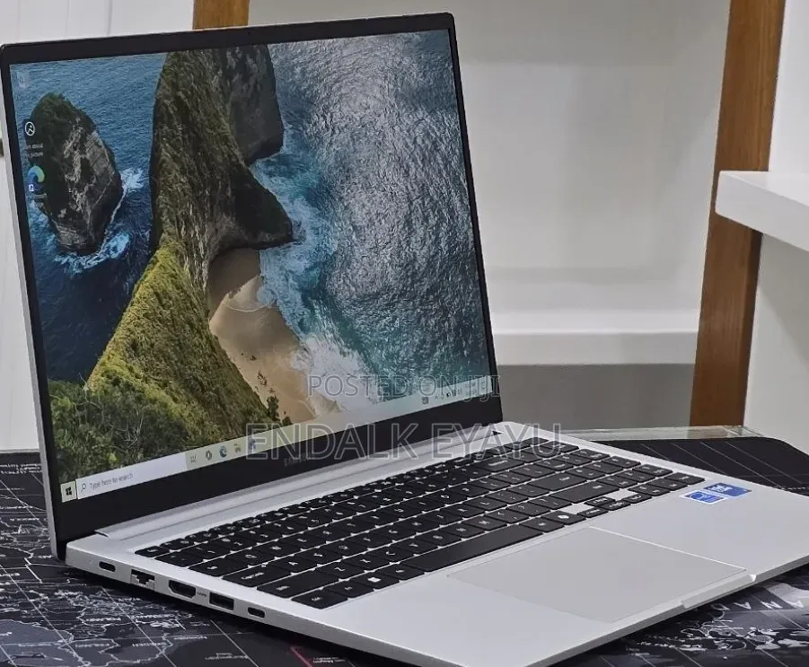 New Laptop Samsung Galaxy Book4 16GB Intel Core 7 SSD 512GB