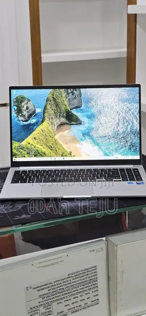 New Laptop Samsung Galaxy Book4 16GB Intel Core 7 SSD 512GB