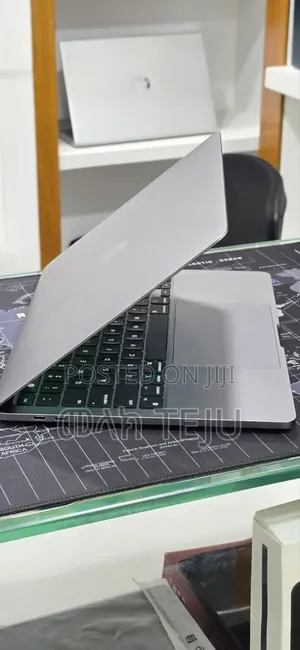 New Laptop Apple MacBook Pro 2022 M2 16GB Apple M2 SSD 512GB
