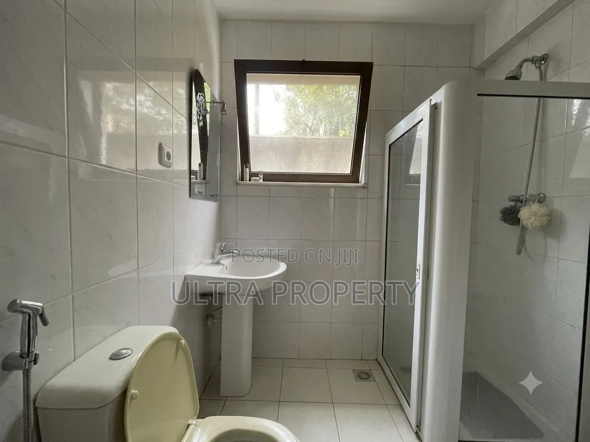 8bdrm House in Bole for rent