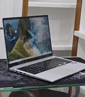 New Laptop Samsung Galaxy Book4 16GB Intel Core 7 SSD 512GB