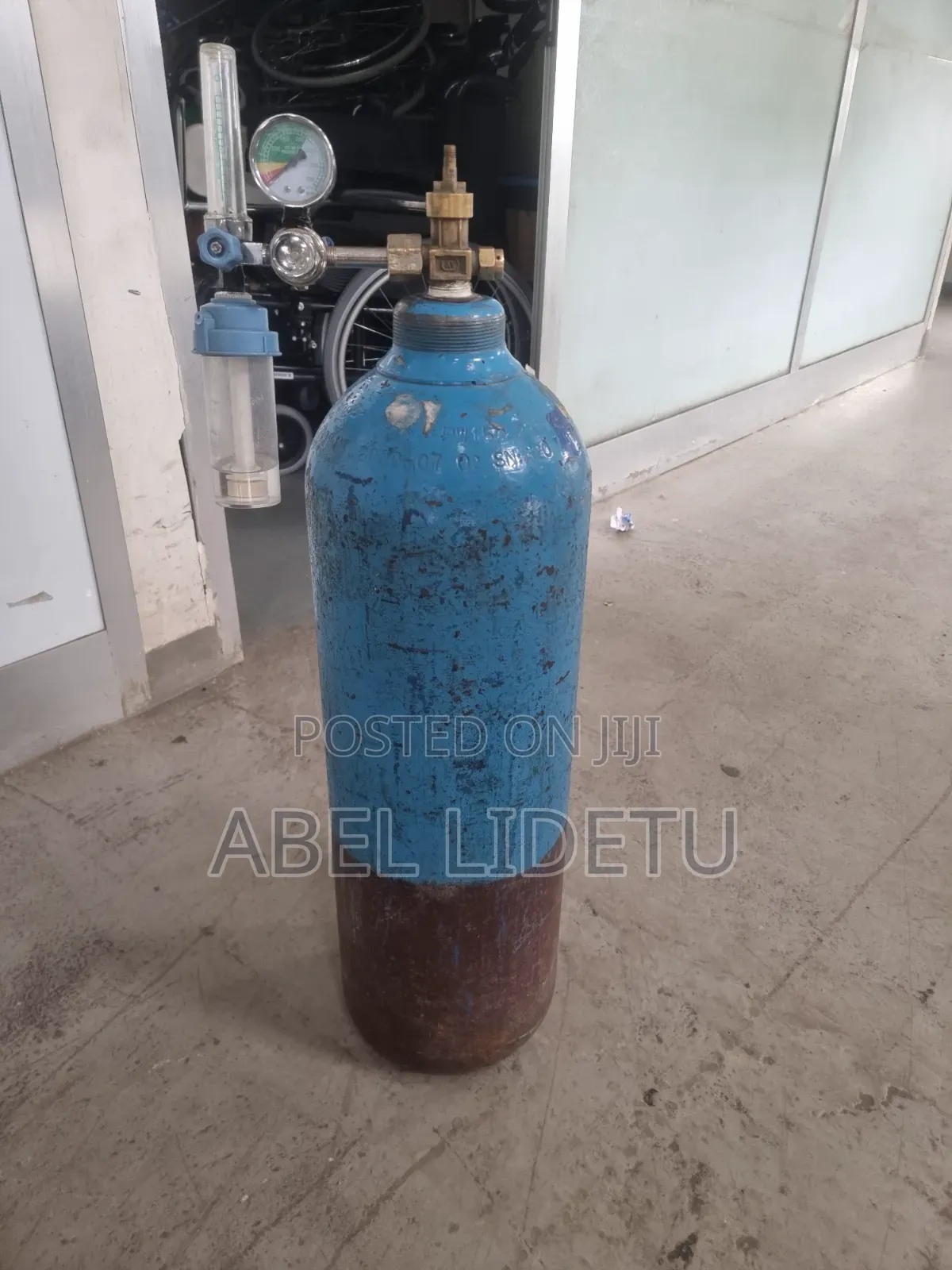 Compact and Lightweight Blue Oxygen Tank Designed for Home Emergency