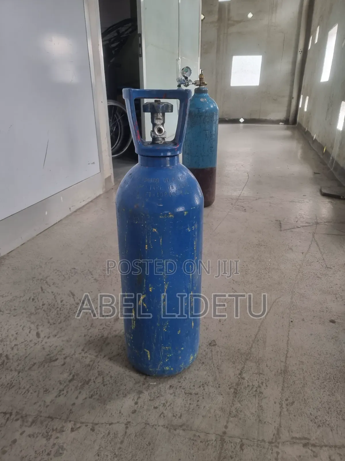 Oxygen Therapy Cylinder With Integrated Guard Handle