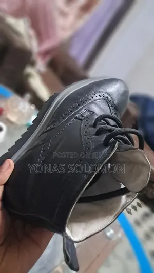 ጫማ አዲስ እና አስተማማኝ