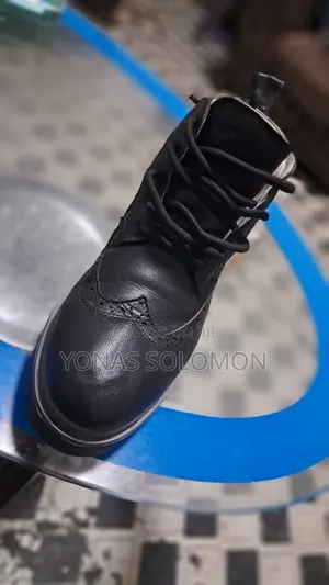 ጫማ አዲስ እና አስተማማኝ