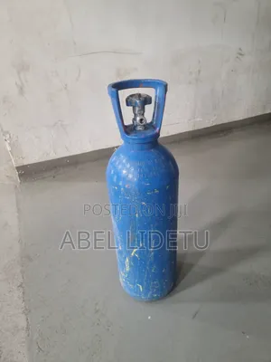 Space-Saving and Easily Maneuverable Oxygen Cylinder