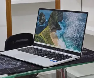 New Laptop Samsung Galaxy Book4 16GB Intel Core 7 SSD 512GB