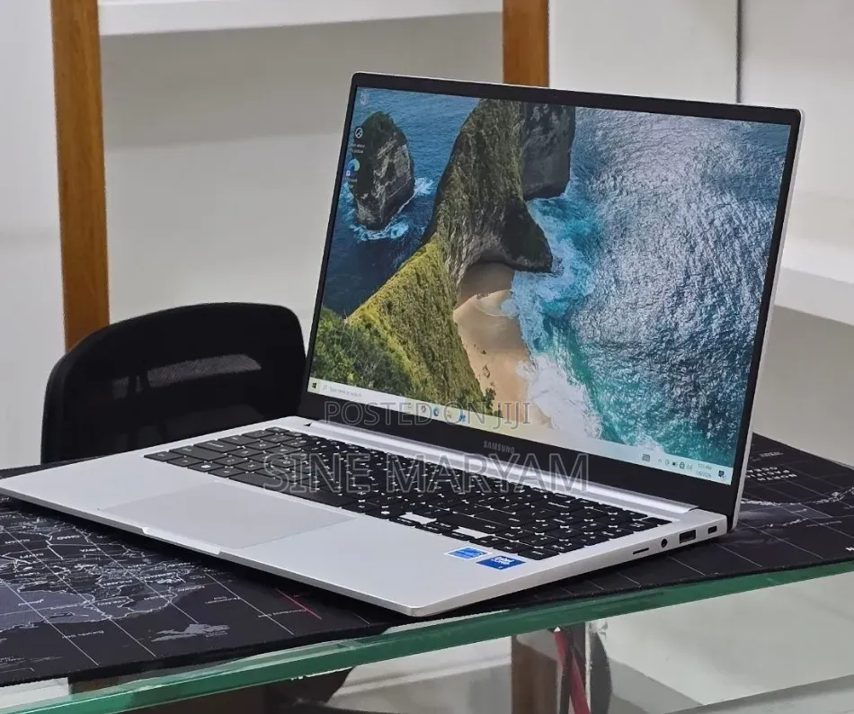 New Laptop Samsung Galaxy Book4 16GB Intel Core 7 SSD 512GB
