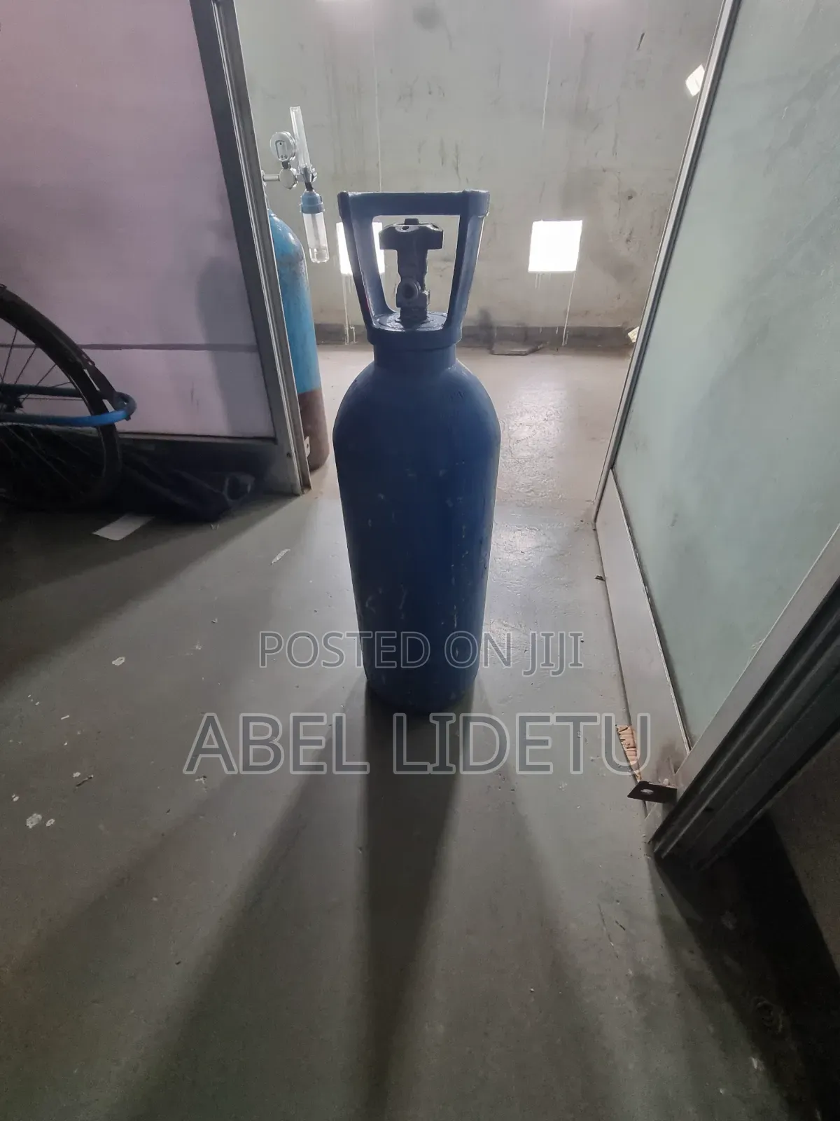 Versatile Blue Gas Cylinder Designed to Hold Compressed Oxygen