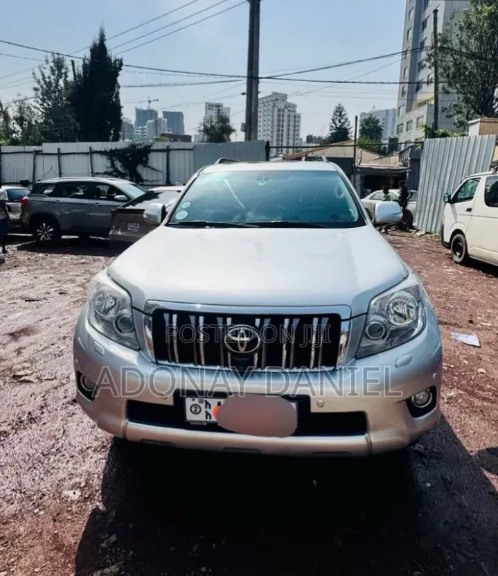 Toyota Land Cruiser Prado 2011 Silver
