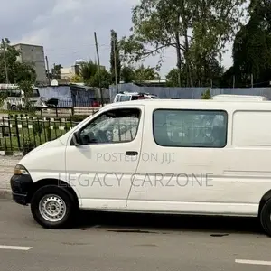 Toyota HiAce 2000 White