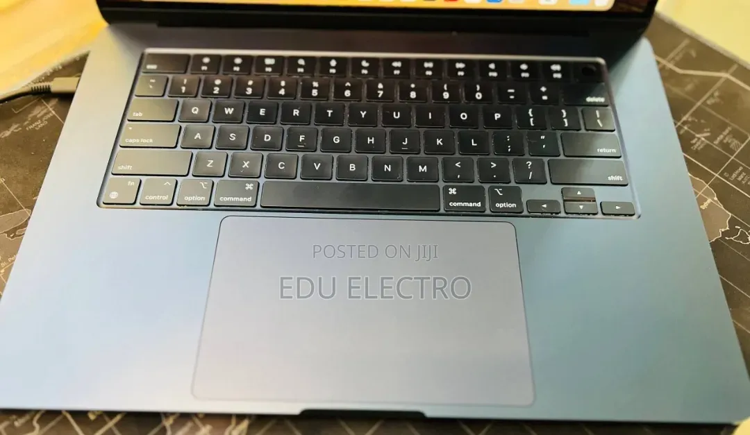 New Laptop Apple MacBook Air 2024 M3 8GB Apple M3 SSD 256GB