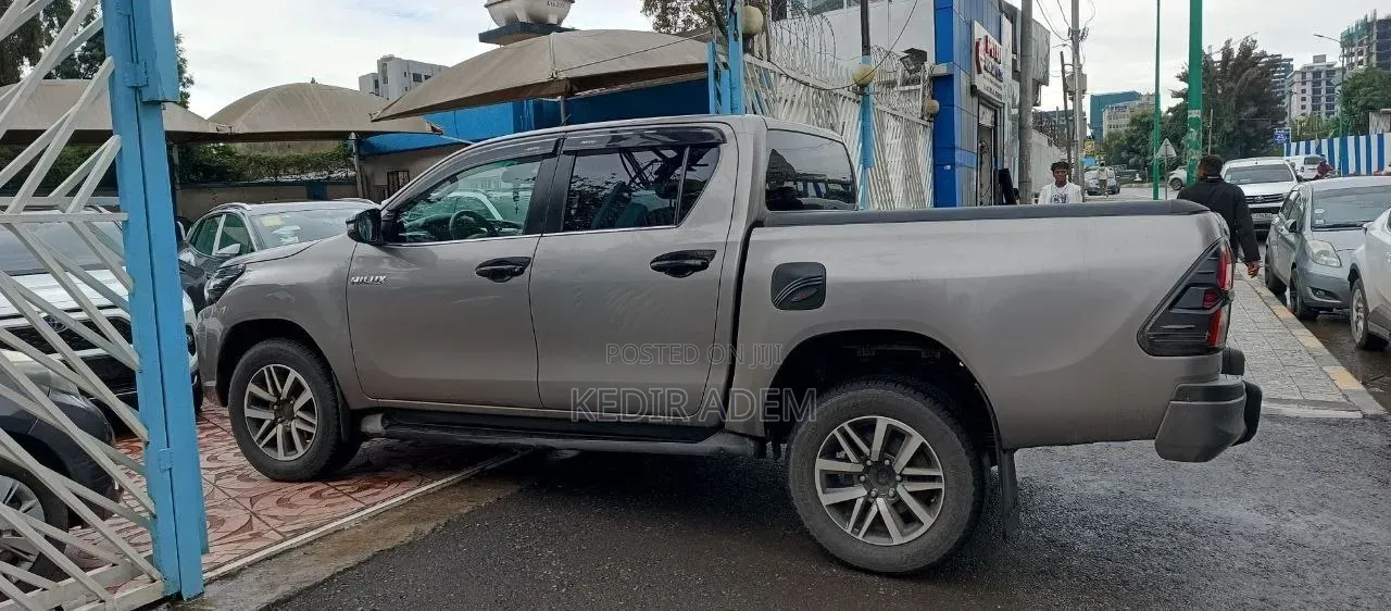 Toyota Hilux 2020 Silver