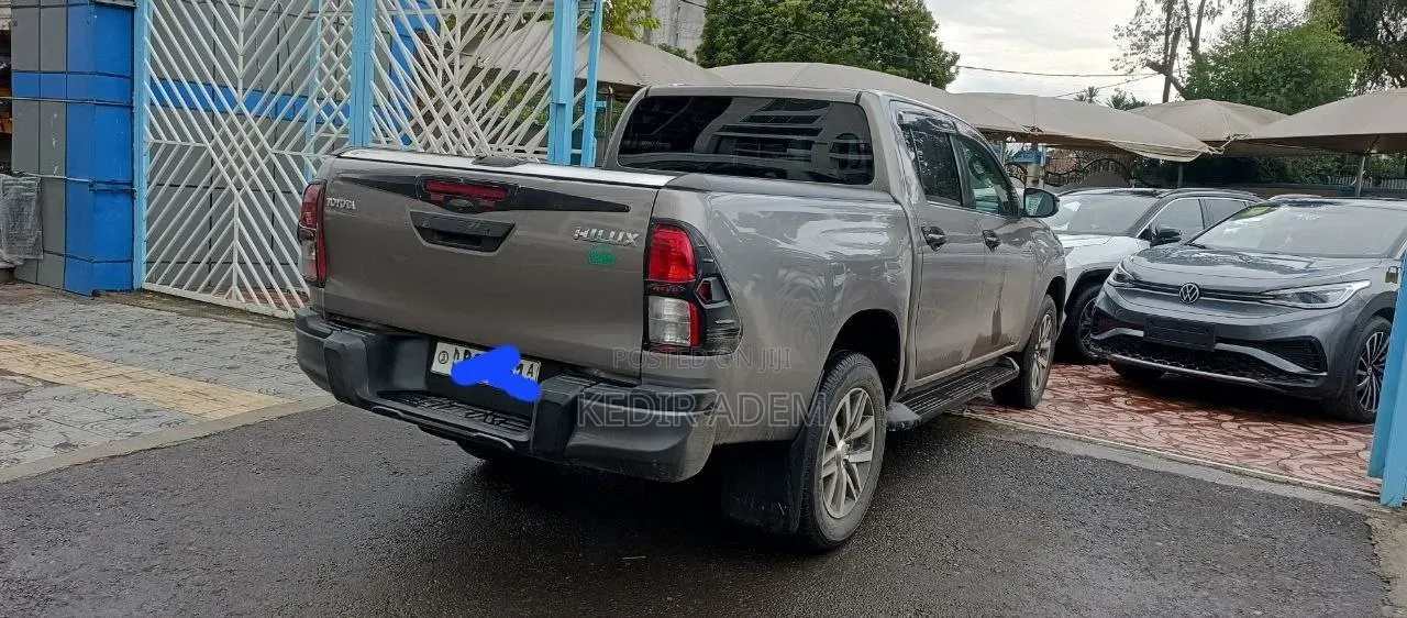 Toyota Hilux 2020 Silver