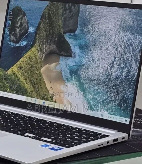 New Laptop Samsung Galaxy Book4 16GB Intel Core i7 SSD 512GB