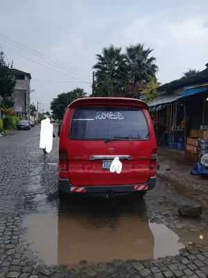 Toyota HiAce 2005 Red