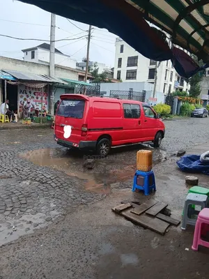 Toyota HiAce 2005 Red