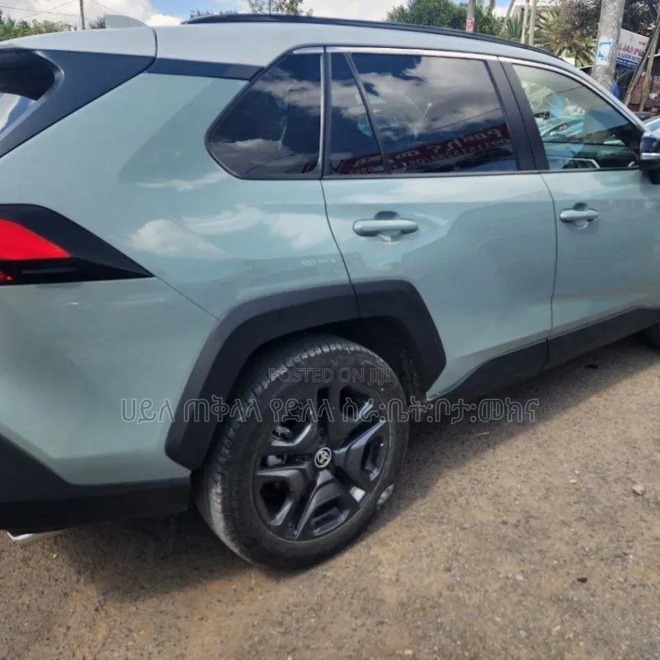 Toyota RAV4 2023 Orange