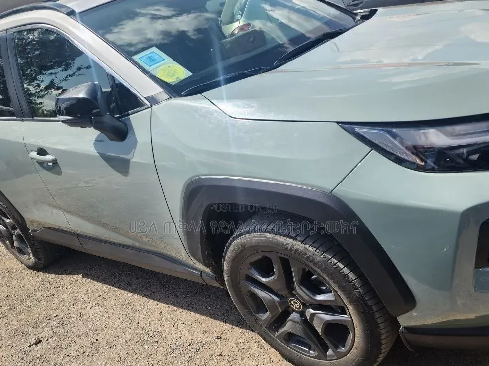 Toyota RAV4 2023 Orange
