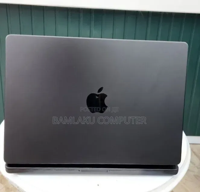 New Laptop Apple MacBook Pro 2023 M3 18GB Apple M3 Pro SSD 512GB