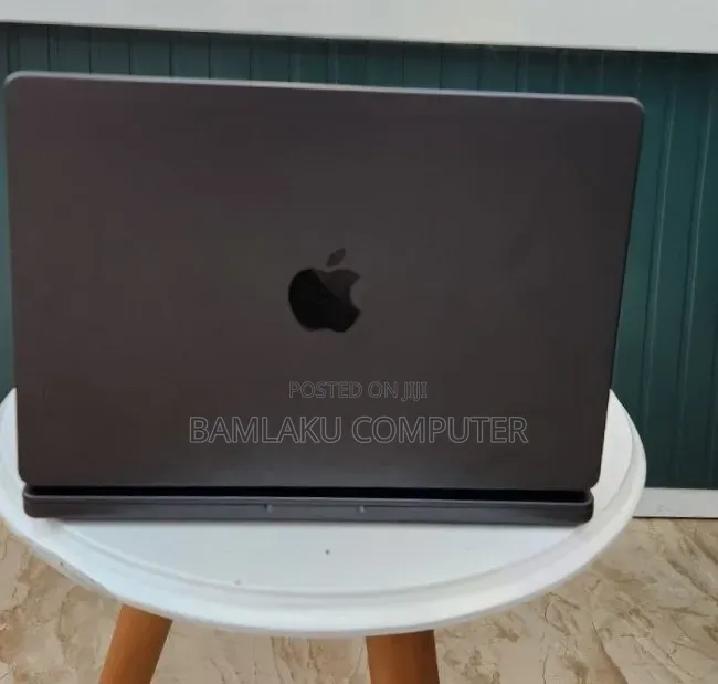 New Laptop Apple MacBook Pro 2023 M3 18GB Apple M3 Pro SSD 512GB
