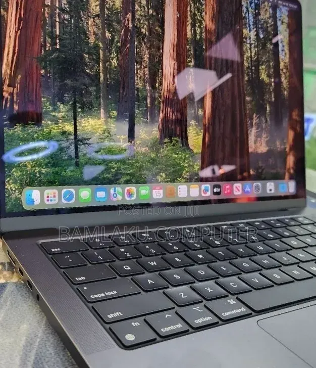 New Laptop Apple MacBook Pro 2023 M3 18GB Apple M3 Pro SSD 512GB