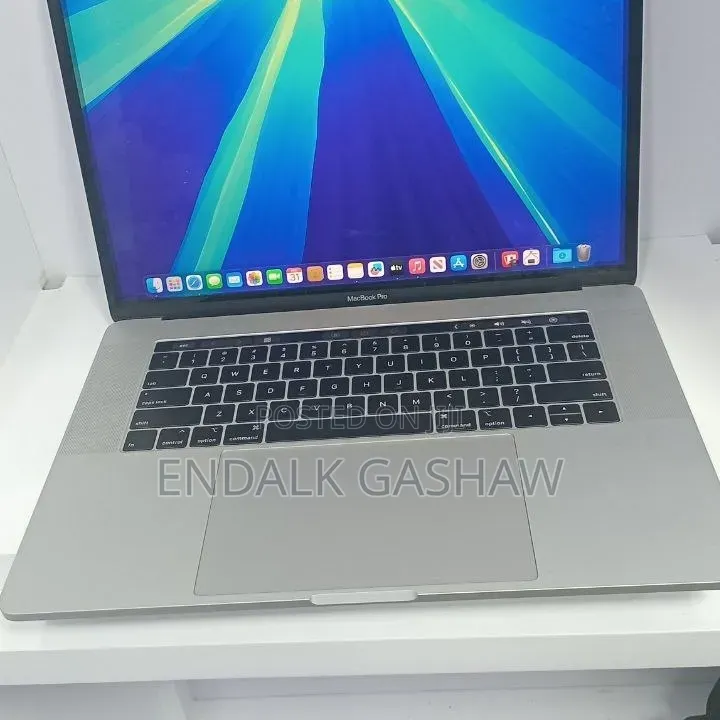 New Laptop Apple MacBook Pro 2017 16GB Intel Core i7 SSD 256GB