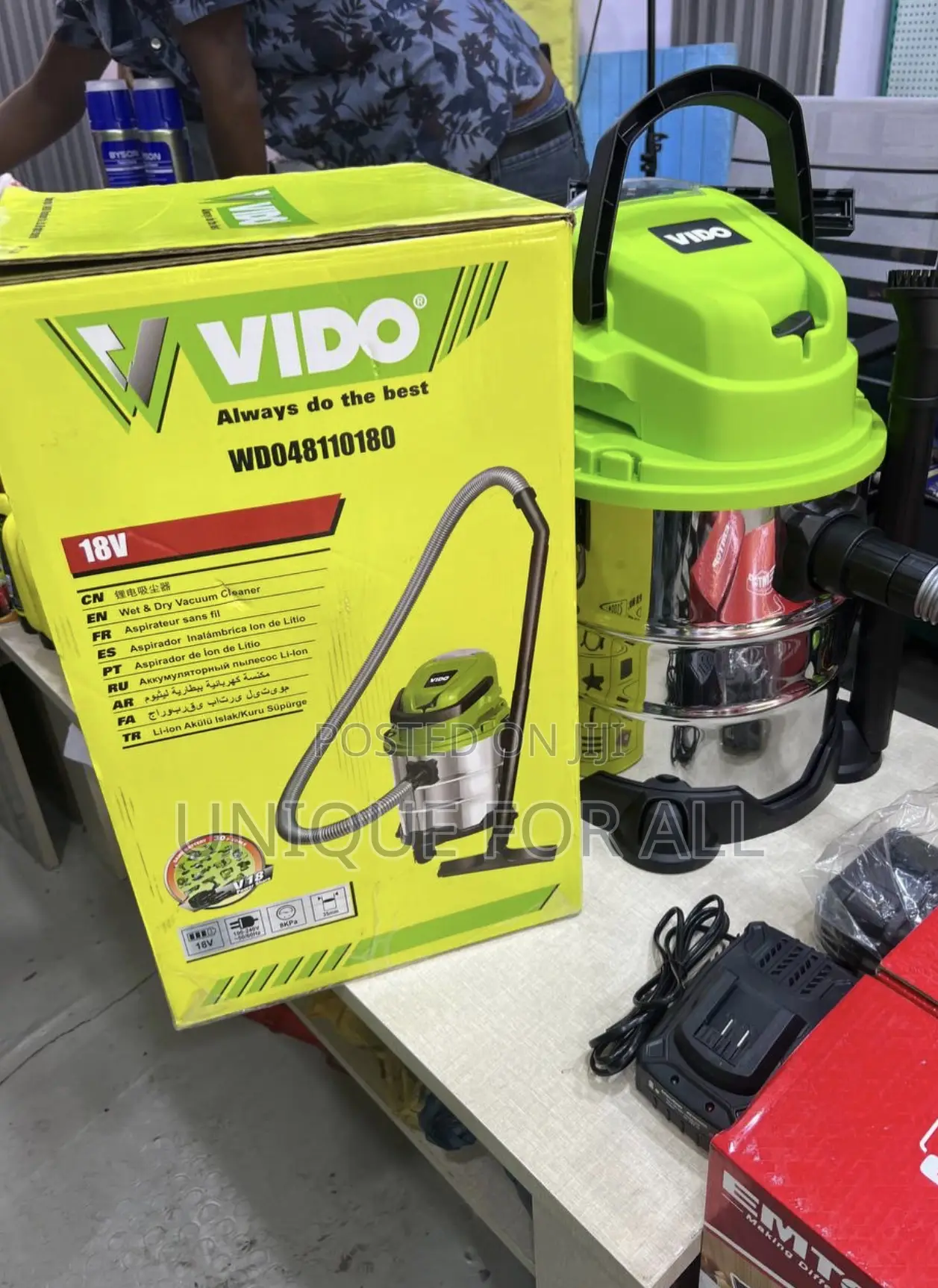 Cordless Vacuum Cleaner 18v 2 PCS Batteries and Other Accessories