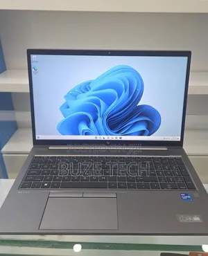 New Laptop HP ZBook Firefly G8 16GB Intel Core i7 SSD 512GB