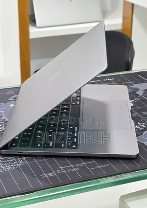 New Laptop Apple MacBook Pro 2022 M2 16GB Apple M2 SSD 512GB