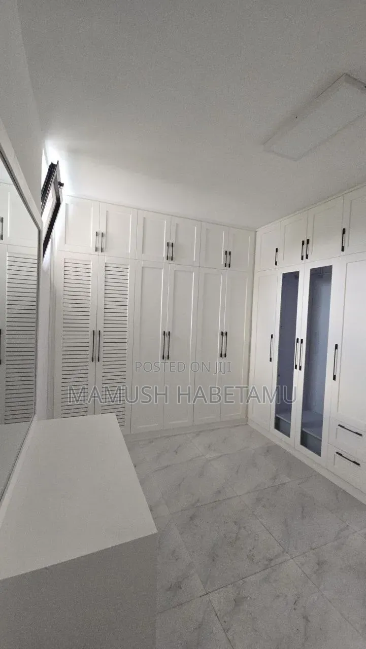 8bdrm House in የግል, Nifas Silk-Lafto for sale