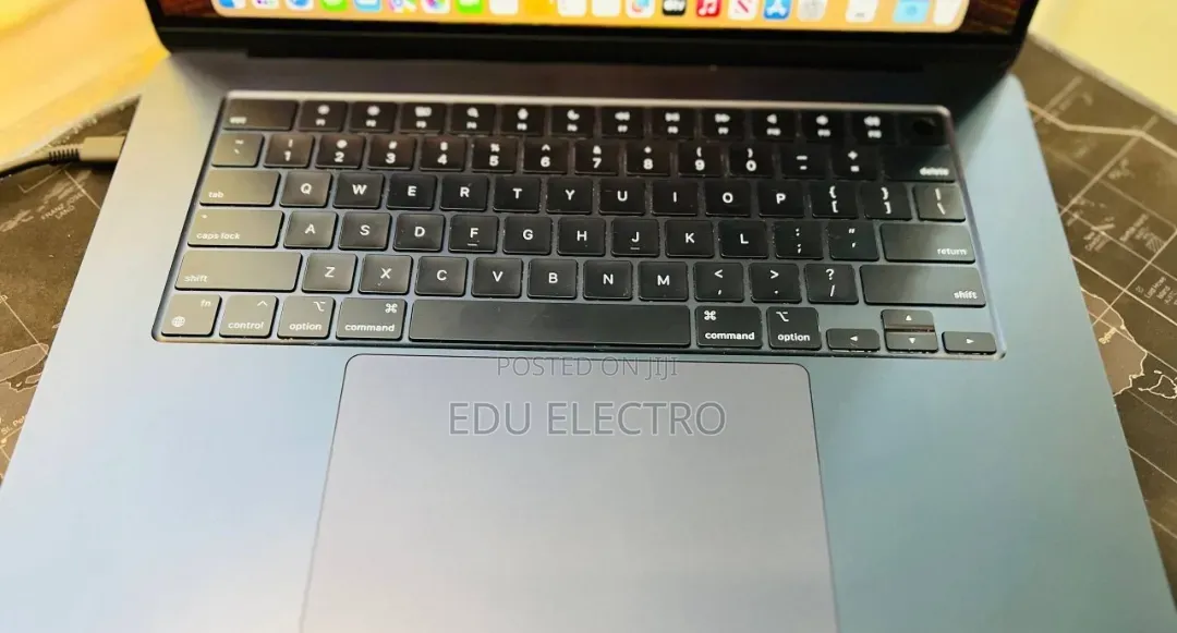 New Laptop Apple MacBook Air 2024 M3 8GB Apple M3 SSD 256GB