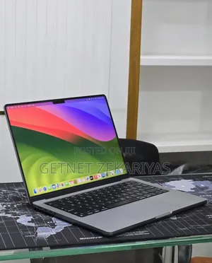 New Laptop Apple MacBook Pro 2024 M3 8GB Apple M3 Pro SSD 512GB