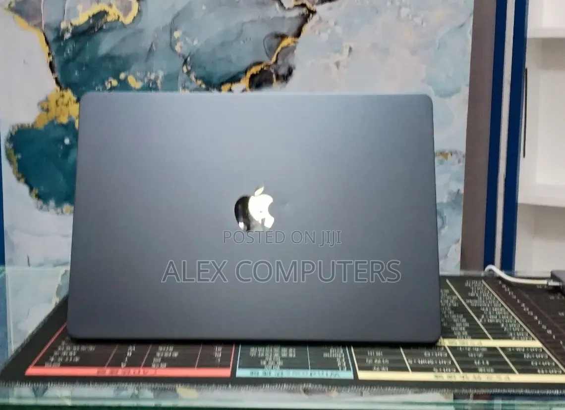 New Laptop Apple MacBook 16GB Apple M4 SSD 256GB