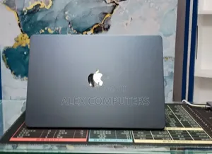 New Laptop Apple MacBook 16GB Apple M4 SSD 256GB
