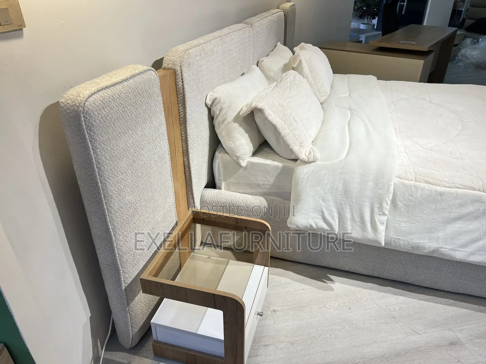King-Size Bed | Modern