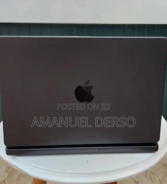 New Laptop Apple MacBook Air 2024 M3 18GB Apple M3 Pro SSD 512GB