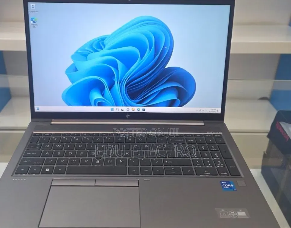 New Laptop HP ZBook Firefly G8 16GB Intel Core i7 SSD 512GB