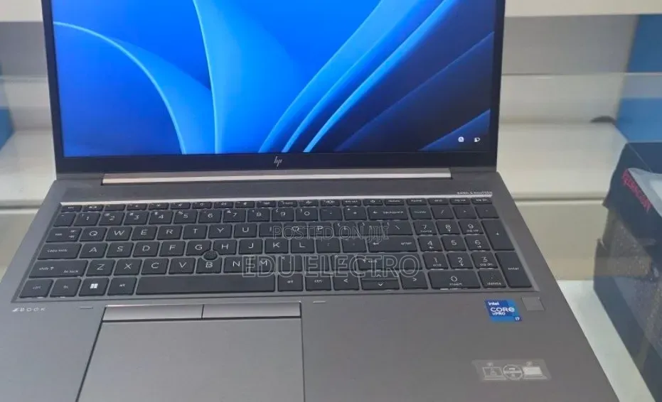 New Laptop HP ZBook Firefly G8 16GB Intel Core i7 SSD 512GB