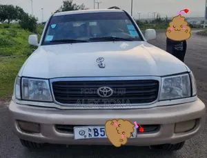 Toyota Land Cruiser 2005 White