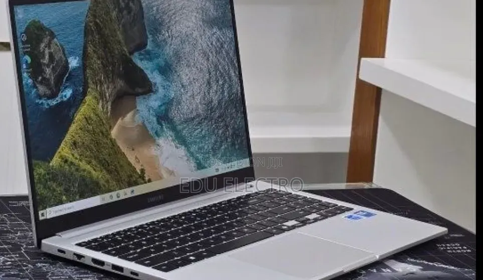 New Laptop Samsung Galaxy Book4 16GB Intel Core i7 SSD 512GB