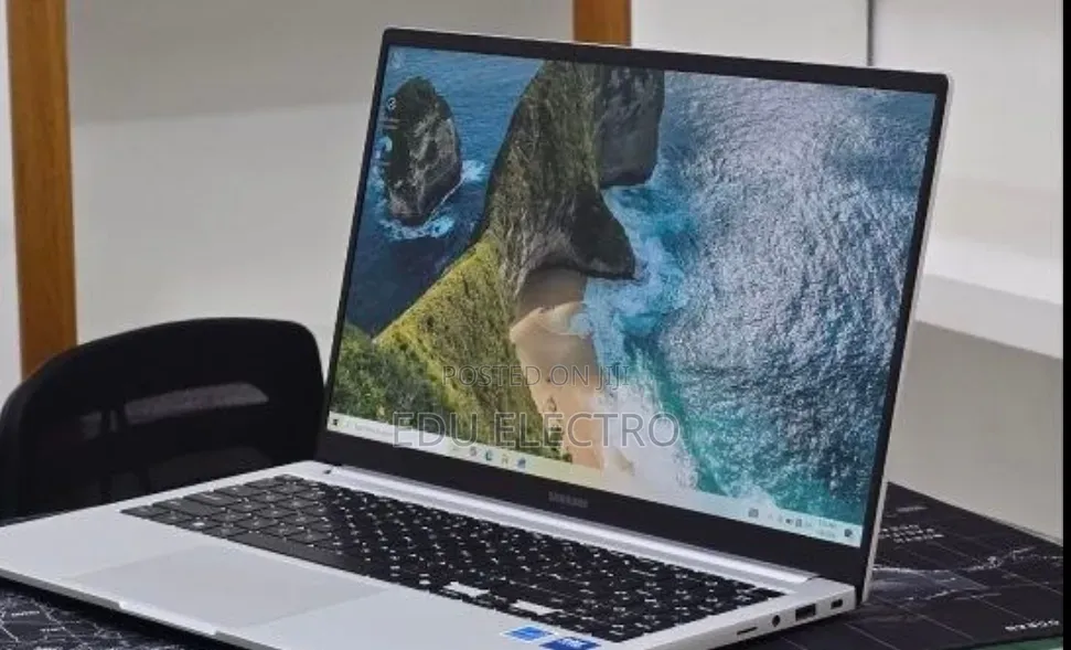 New Laptop Samsung Galaxy Book4 16GB Intel Core i7 SSD 512GB