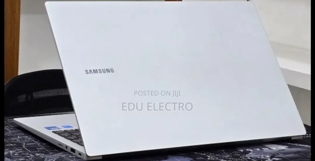 New Laptop Samsung Galaxy Book4 16GB Intel Core i7 SSD 512GB