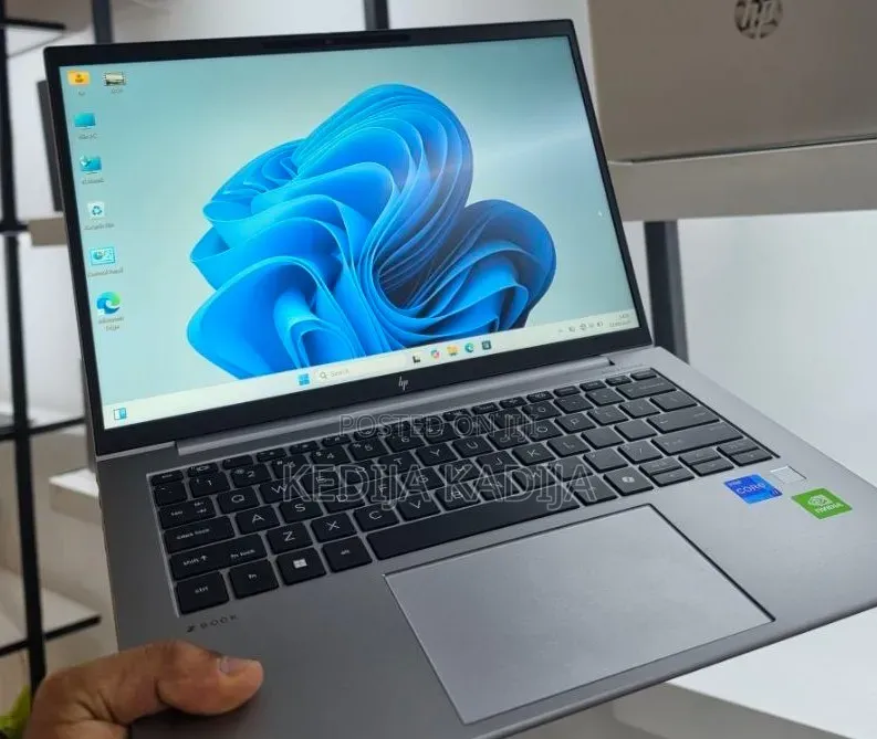 New Laptop HP ZBook Firefly G9 16GB Intel Core i7 SSD 512GB