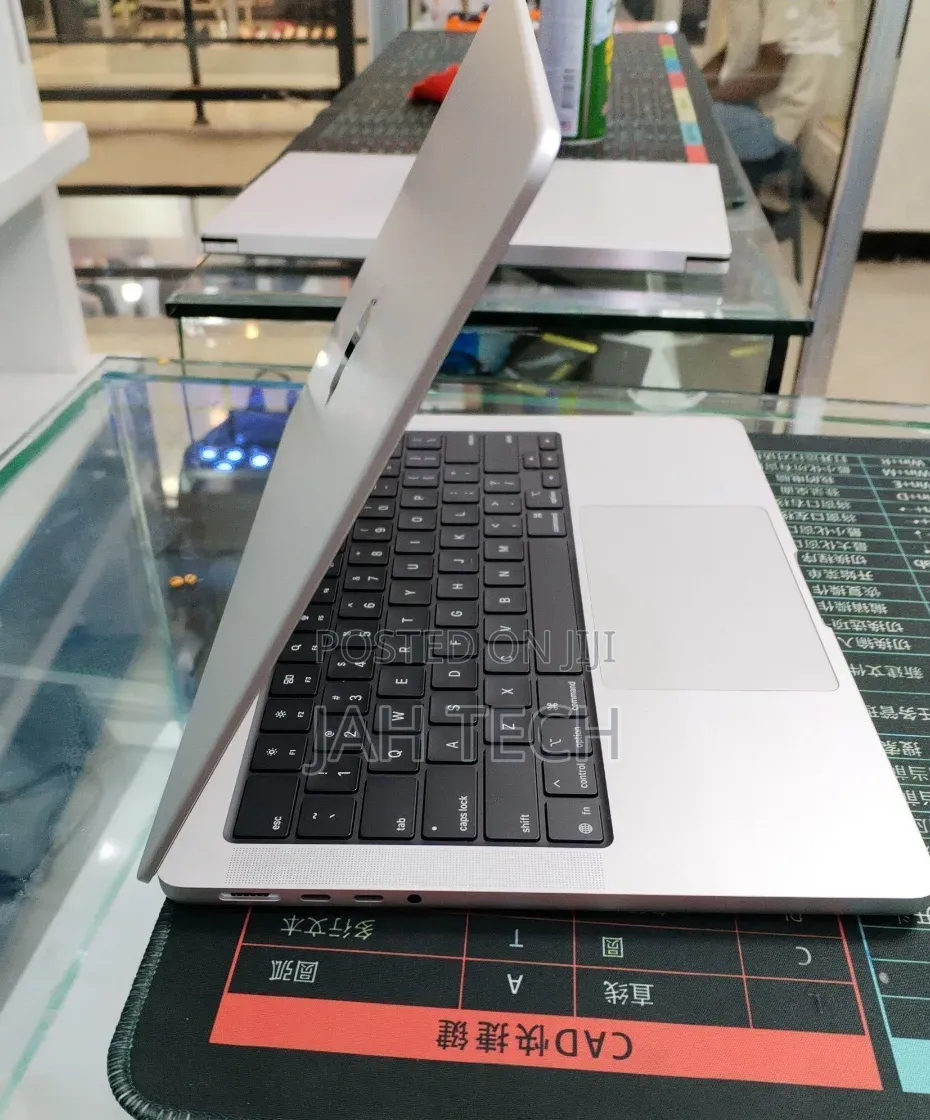 New Laptop Apple MacBook Pro 2025 M5 16GB Apple M5 Pro SSD 512GB