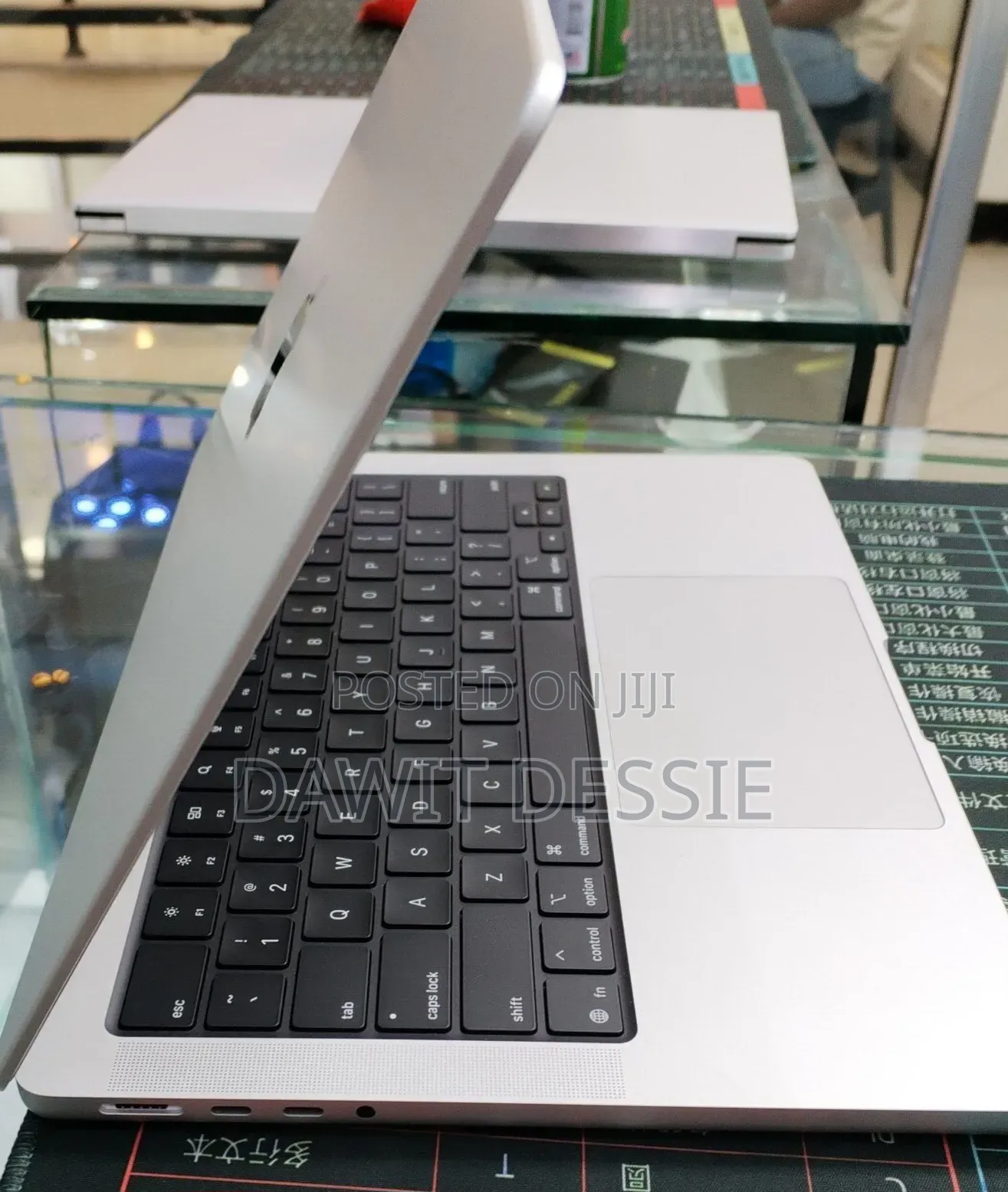 New Laptop Apple MacBook Pro 2025 M5 16GB Apple M5 Pro SSD 512GB
