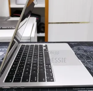 New Laptop Apple MacBook Pro 2022 M2 8GB Apple M2 SSD 256GB
